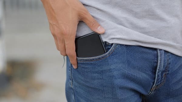 هل جيب بنطالك يهدد صحتك وهاتفك؟ الحقيقة التي قد لا تعرفها