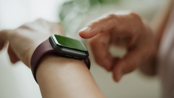 احتيال الساعة الذكية: كيف يوظف الذكاء الاصطناعي اختراق الحسابات؟