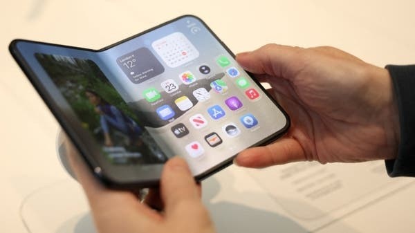 «آيفون ديو» القابل للطي يصل المتاجر العالمية والإمارات في قلب الحدث